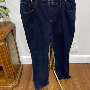 Chicos sz 2.5 Girlfriend Straight Leg jeans.